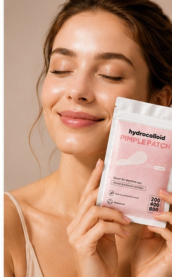 Model holding the hydrocolloid pimple patch pack